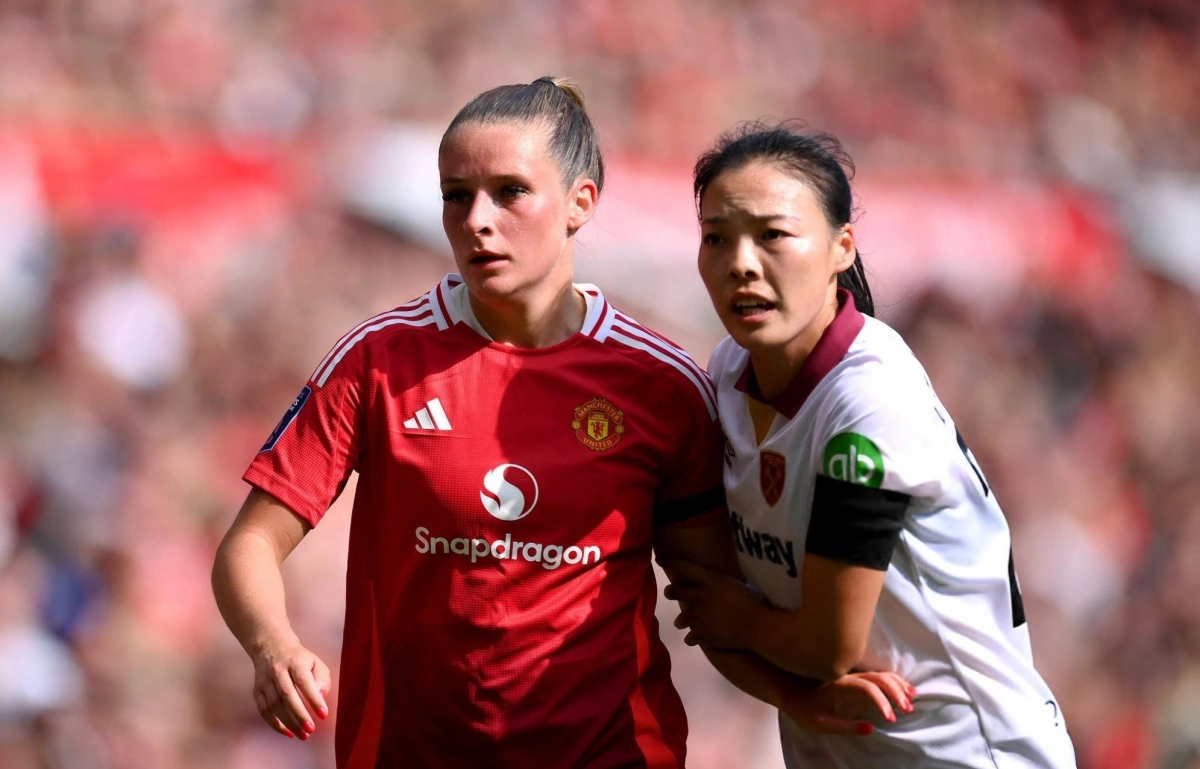 Li Mengwen (áo trắng) - hậu vệ của ĐT nữ Trung Quốc tranh bóng trong trận CLB nữ West Ham gặp CLB nữ MU ở giải Ngoại hạng nữ của Anh. (Ảnh: Getty).