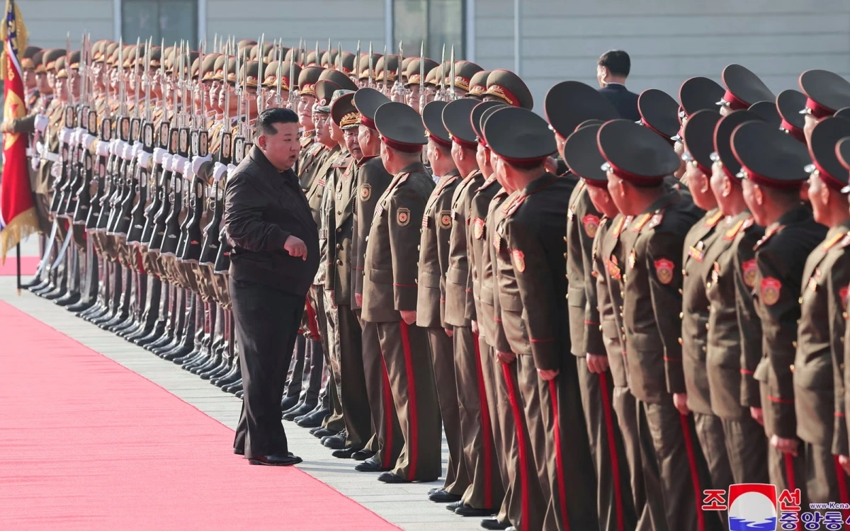 Lãnh đạo Triều Tiên Kim Jong Un bên các binh sĩ của nước này. Ảnh: KCNA.