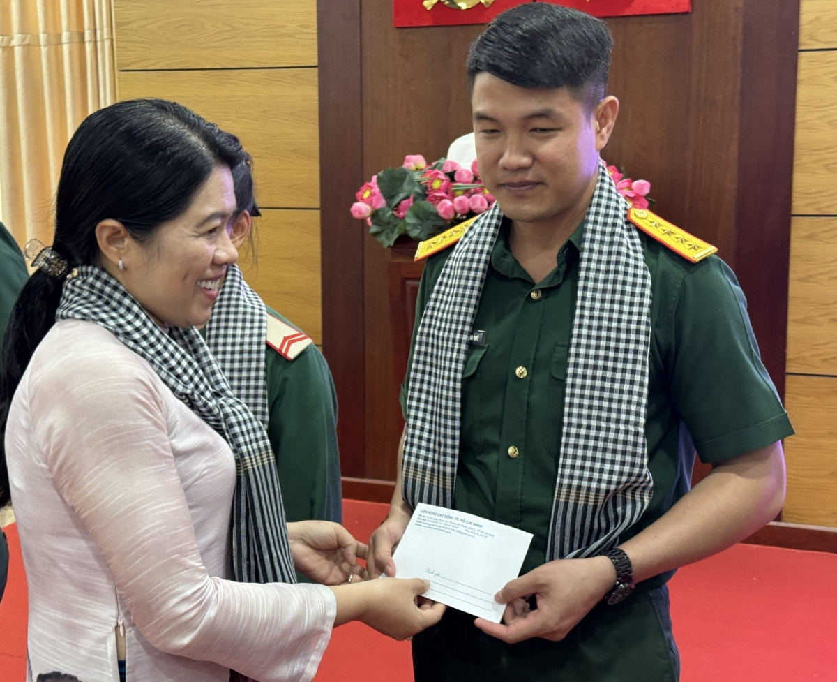 Bà Nguyễn Trần Phượng Trân, Chủ tịch Hội Liên hiệp Phụ nữ TP.HCM trao quà cho cán bộ, chiến sĩ LLVT (ảnh: L.H)