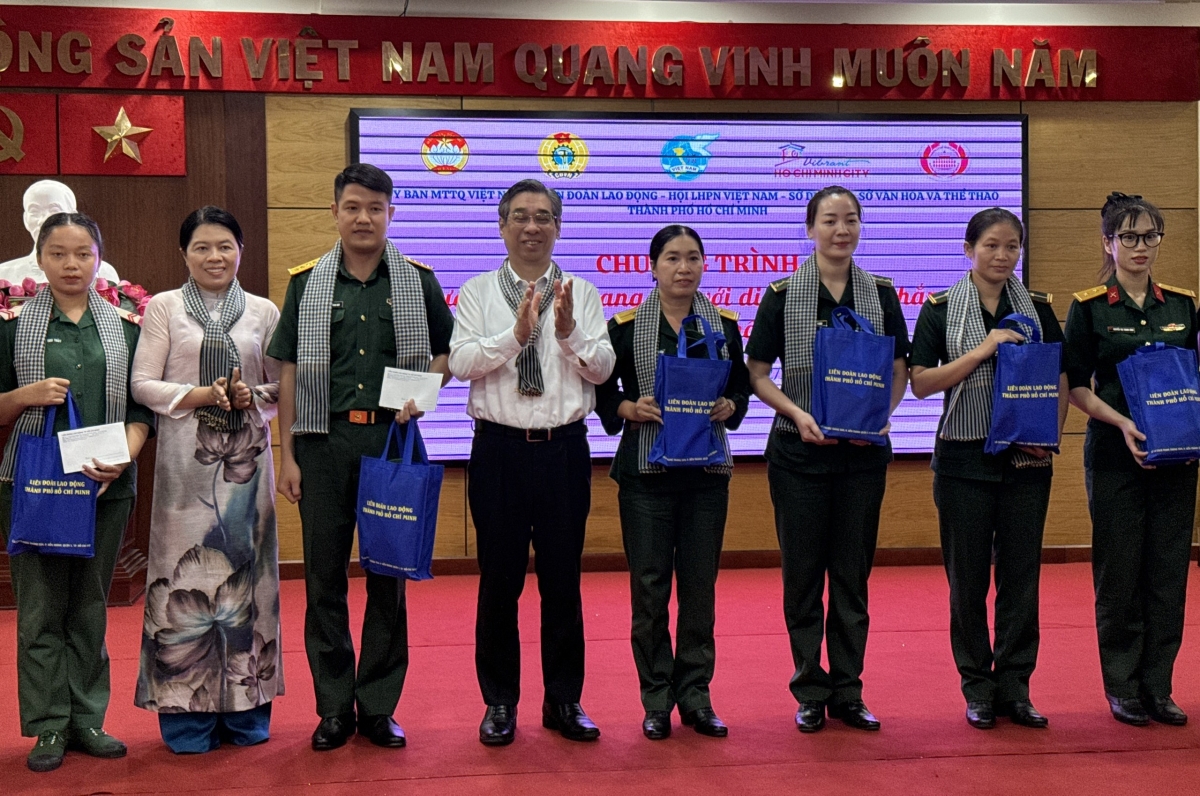 Chương trình là hoạt động ý nghĩa trong đợt cao điểm của TP.HCM kỷ niệm 15 năm Quỹ "Vì biển đảo quê hương - Vì tuyến đầu Tổ quốc" (ảnh: L.H)