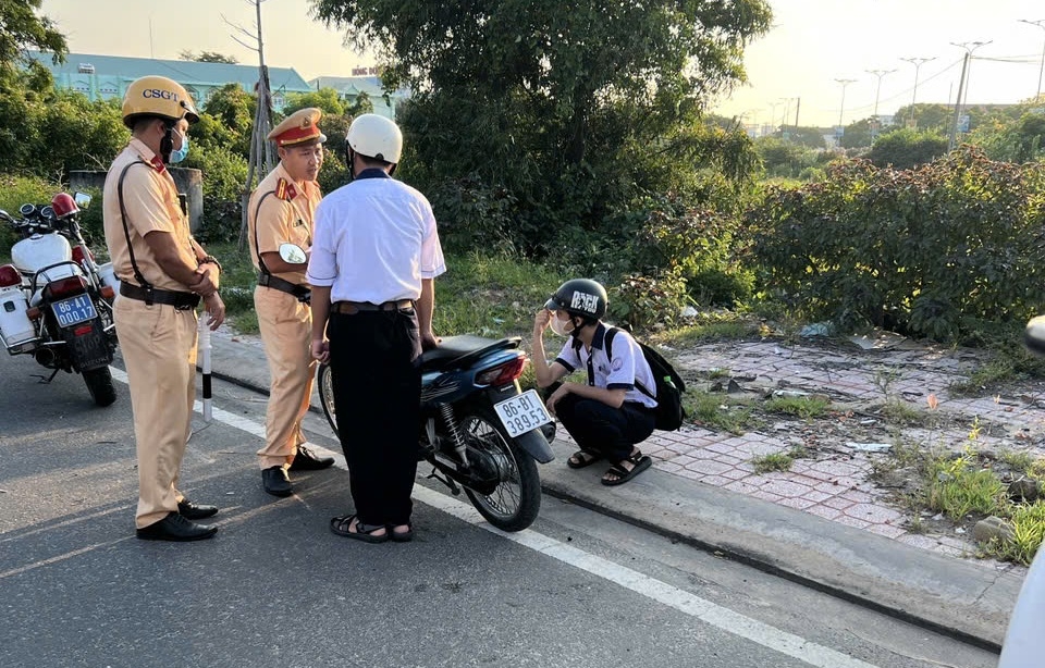 Lực lượng cảnh sát giao thông nhắc nhỡ các em học sinh vi phạm. Ảnh: CABT