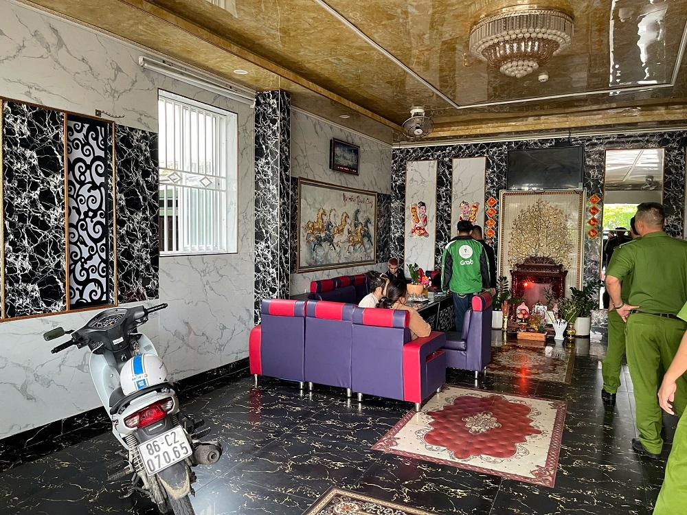 Lực lượng chức năng kiểm tra cơ sở massage ở nhà nghỉ Hoa Kiều. Ảnh: CABT