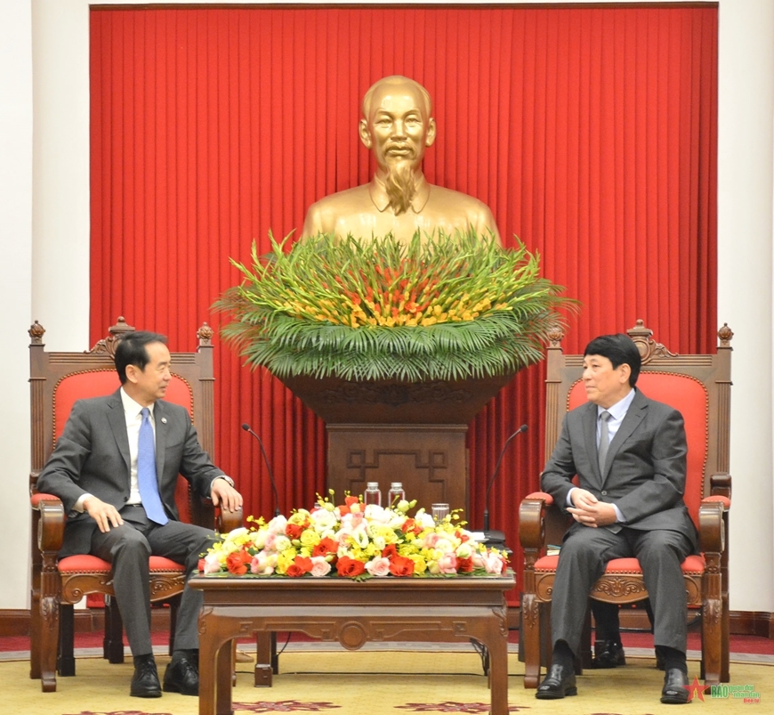 Thường trực Ban Bí thư Lương Cường tiếp Đại sứ Hà Vĩ. (Ảnh: Báo QĐND)