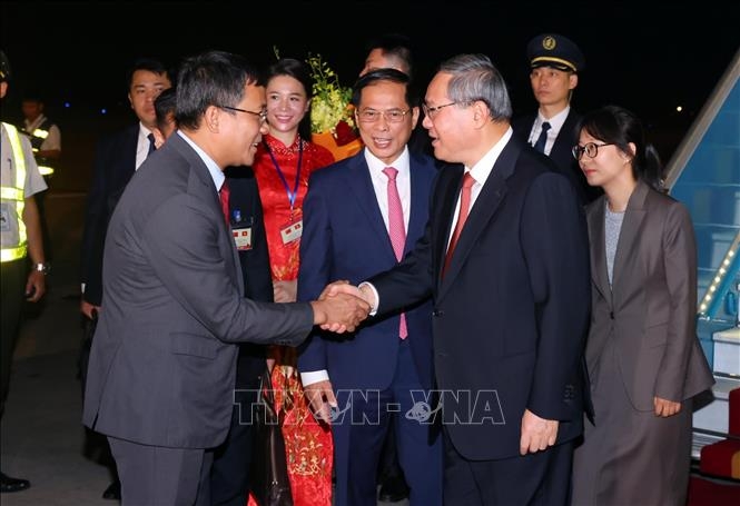 Lễ đón Thủ tướng Trung Quốc Lý Cường tại Sân bay Quốc tế Nội Bài, Hà Nội (Ảnh: Phạm Kiên/TTXVN)