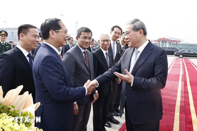 Sáng 14/10, Thủ tướng Quốc vụ viện Trung Quốc Lý Cường rời Hà Nội, kết thúc tốt đẹp chuyến thăm chính thức Việt Nam. Trong ảnh: Phó Thủ tướng, Bộ trưởng Ngoại giao Bùi Thanh Sơn tiễn Thủ tướng Trung Quốc Lý Cường tại Sân bay quốc tế Nội Bài. (Ảnh: Doãn Tấn/TTXVN)