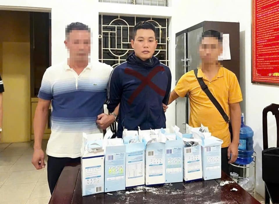 Nguyễn Văn Ba (giữa) và tang vật