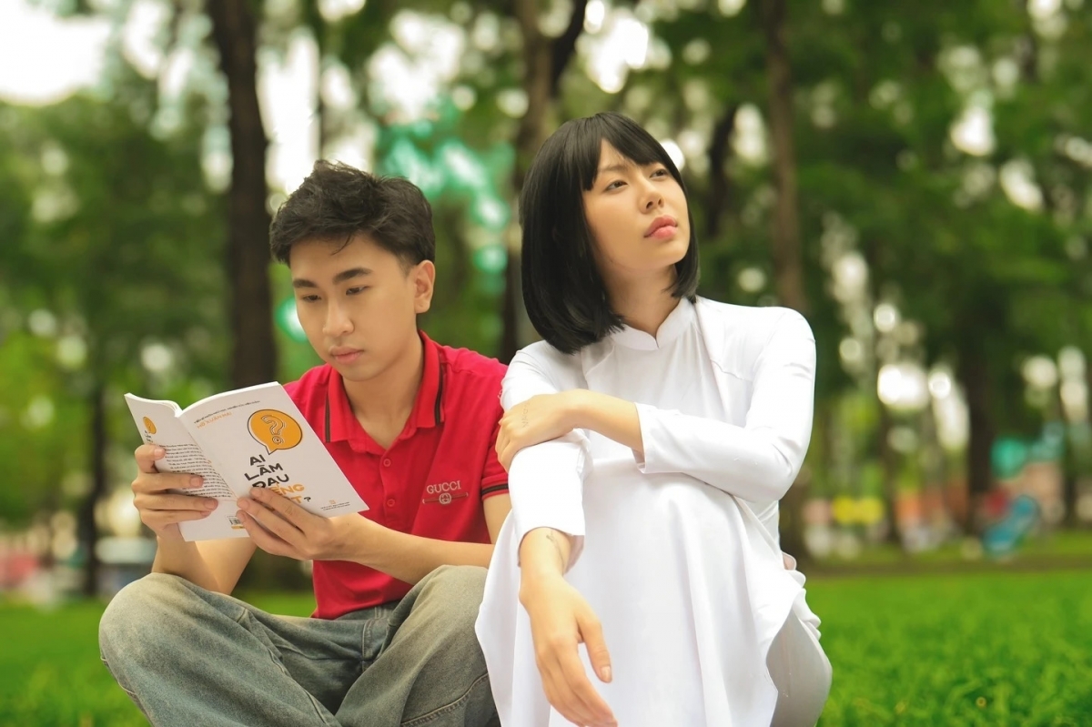 Mai Âm Nhạc vào vai Trúc của Tăng Thanh Hà, còn rapper willistic đóng vai Nam (do Lương Mạnh Hải thể hiện) trong bộ phim Bỗng dưng muốn khóc.