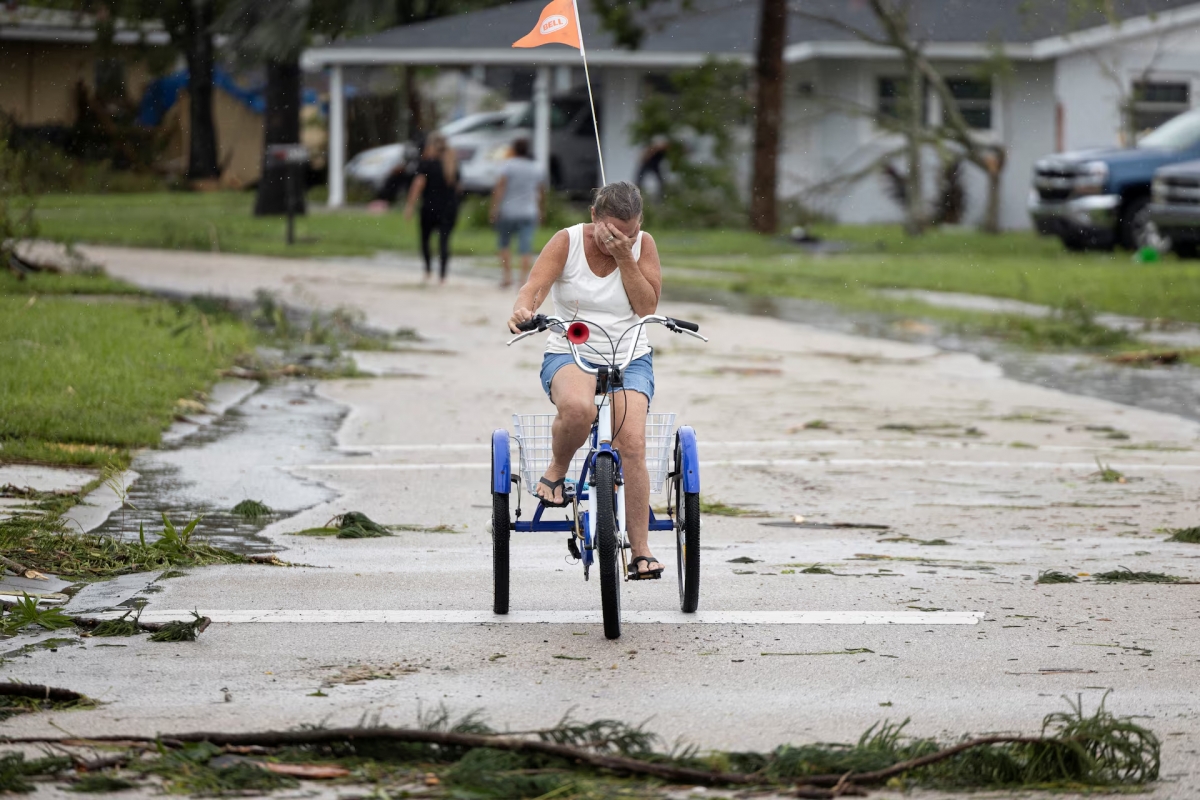 Một người phụ nữ bật khóc khi chứng kiến thiệt hại do bão Milton gây ra ở Fort Myers.