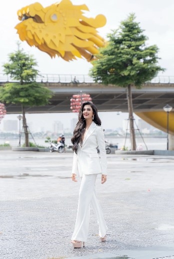 Miss Universe India Rhea Singha enjoys a working trip to the central coastal city of Da Nang from October 21 to October 23. She spends plenty of time discovering famous tourist spots and tasting food across the central city.