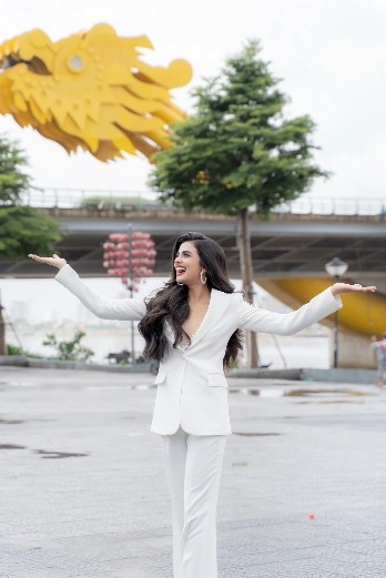 An image of the Indian beauty near the Dragon Bridge in Da Nang draws plenty of attention on social media.