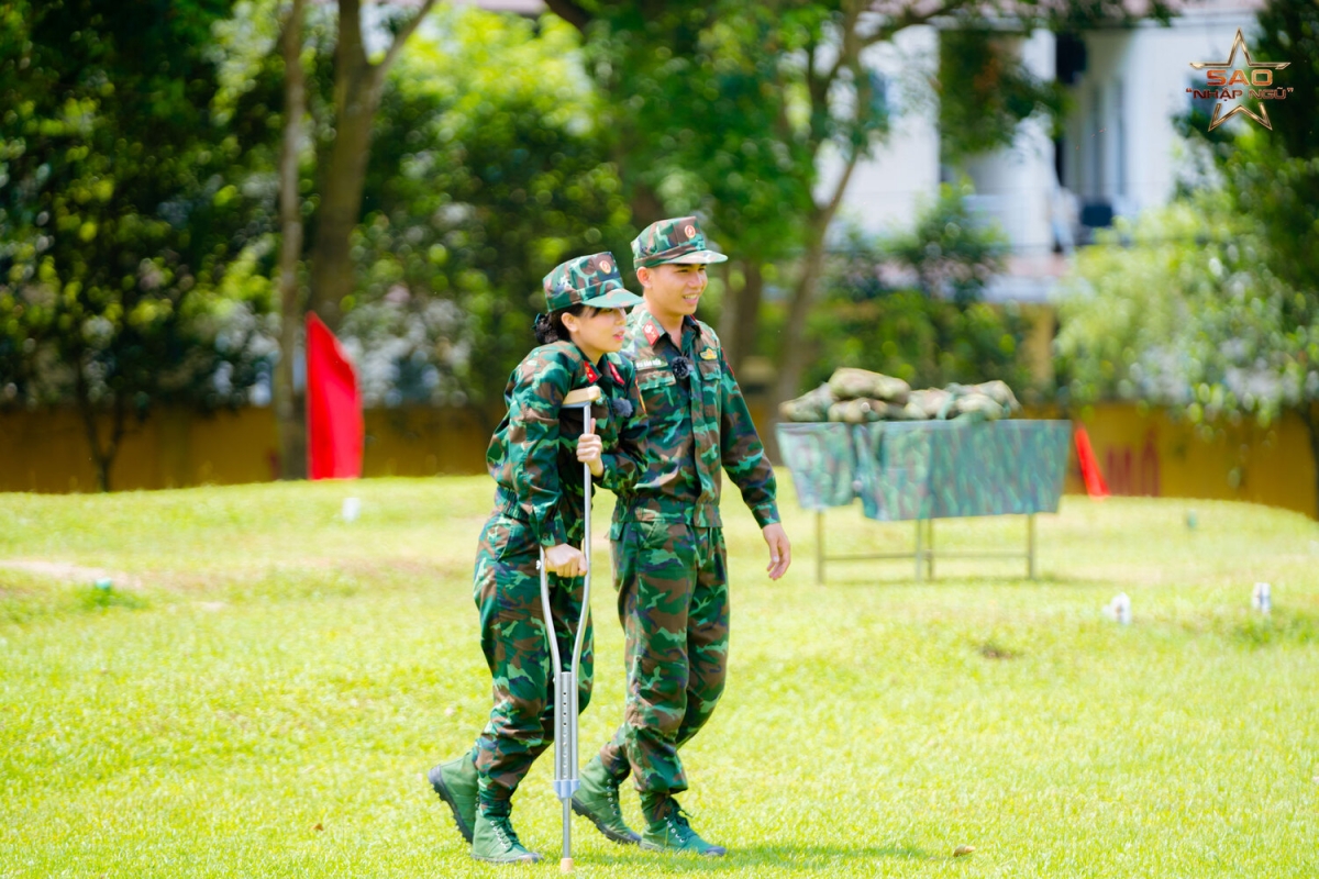  MisThy chống nạng ra thao trường