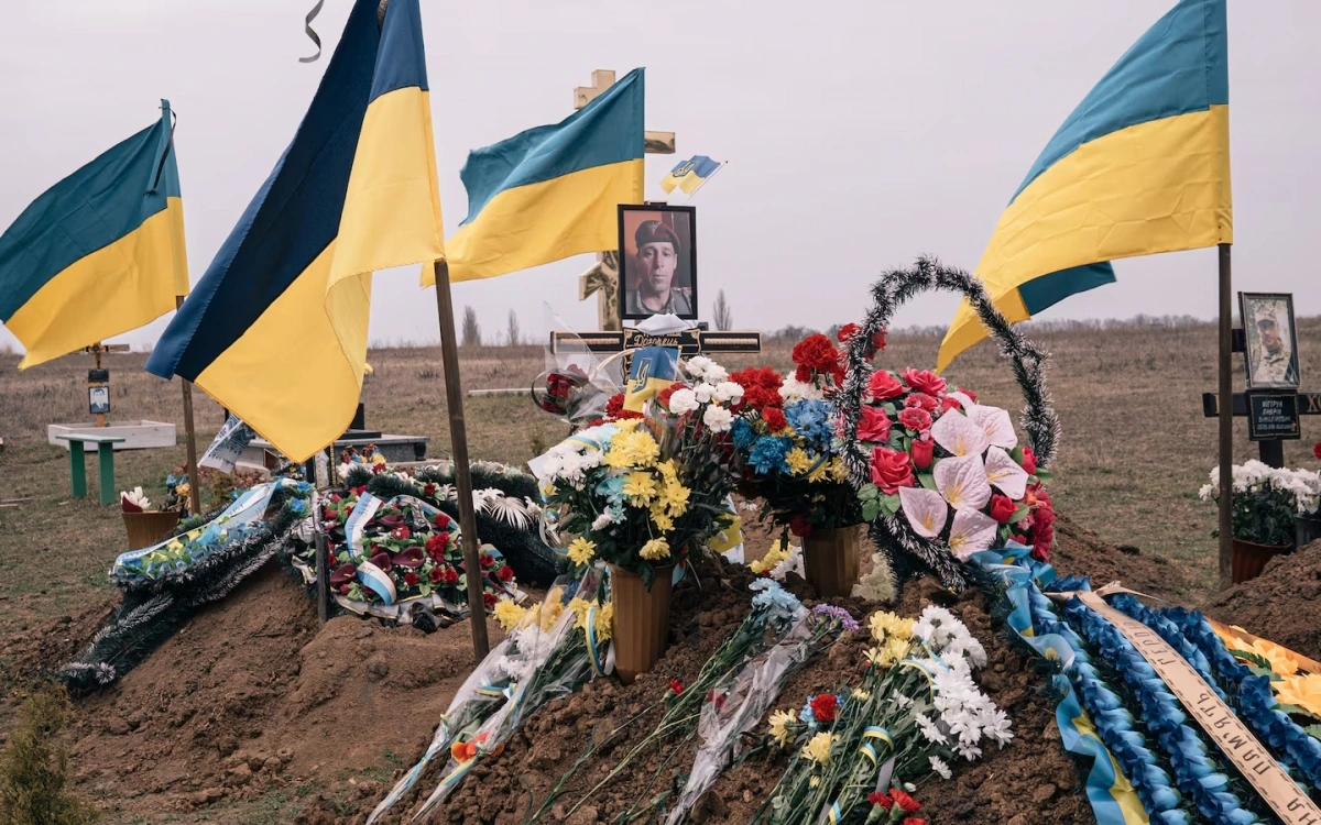 Mộ của người lính Ukraine tử trận trong xung đột với Nga. Ảnh: Washington Post.