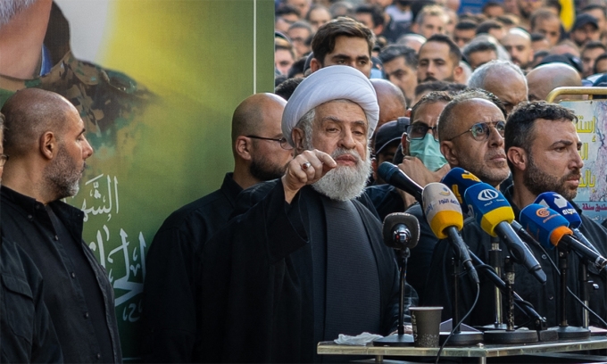 Phó thủ lĩnh Hezbollah Naim Qassem (giữa) tại lễ tang của chỉ huy Ibrahim Aqil ở Beirut, Lebanon ngày 22/9 (Ảnh: AFP)