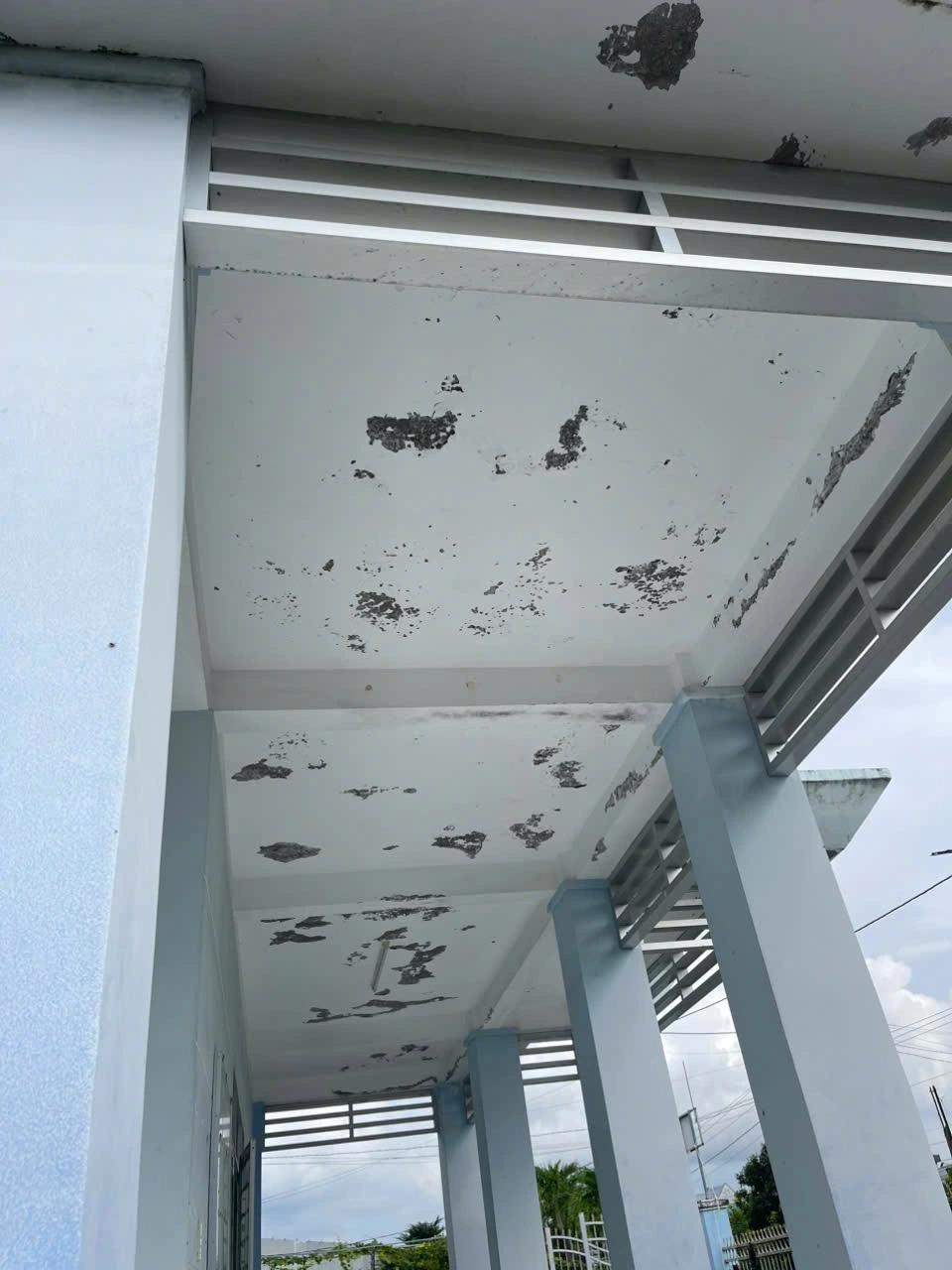 Một số vị trí của nhà văn hóa xã Hội Xuân, huyện Cai Lậy có dấu hiệu kém chất lượng do công ty Hữu Lợi thi công.