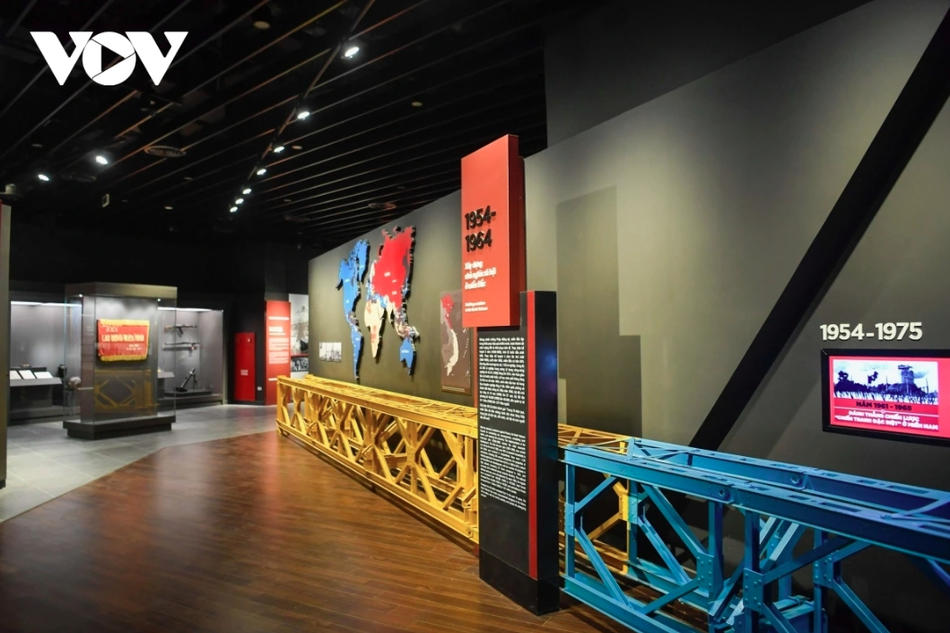 A model of Hien Luong Bridge, a place associated with the struggle for national liberation and unification during Vietnam's resistance war against the US invasion, is showcased.
