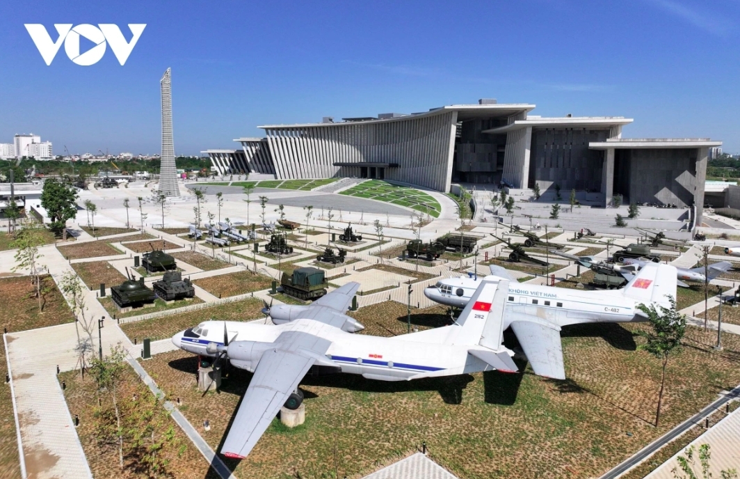 The main exhibition area is a building which stands at 35.8 metres tall with five floors, including one partly underground.