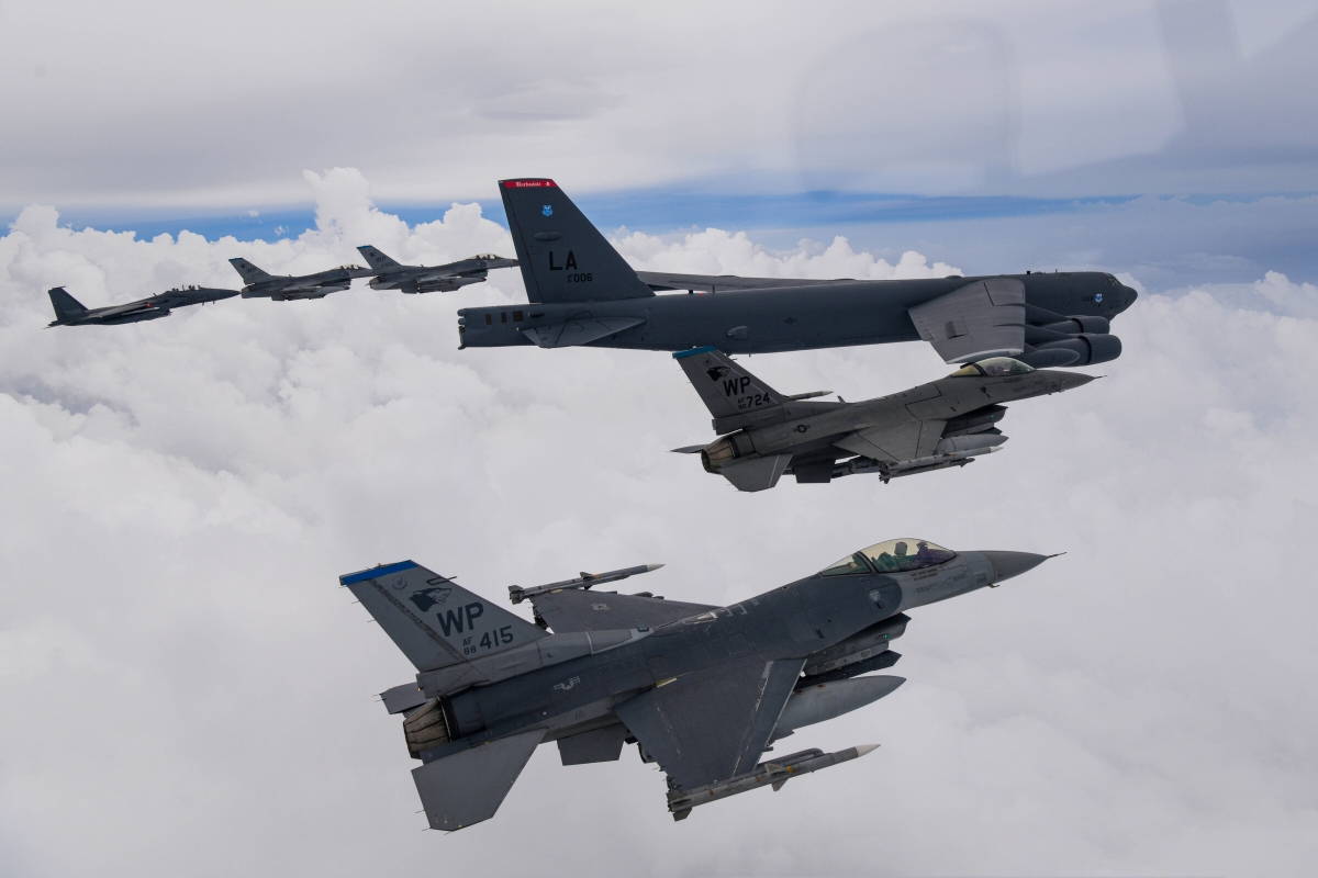 Máy bay ném bom B-52H cùng tiêm kích F-16 của Mỹ bay cùng tiêm kích F-15K Hàn Quốc trong cuộc tập trận không quân chung tháng 7/2023. Ảnh: Reuters
