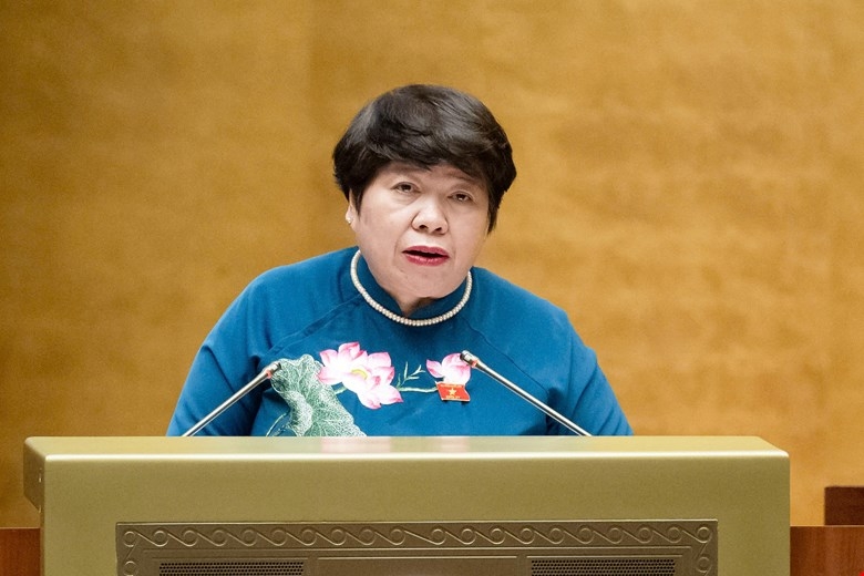 Chủ nhiệm Ủy ban Xã hội của Quốc hội Nguyễn Thúy Anh trình bày báo cáo thẩm tra (Ảnh: Quốc hội)