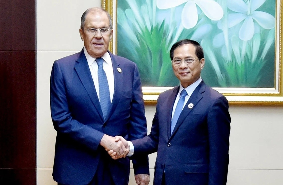 Phó Thủ tướng, Bộ trưởng Ngoại giao Bùi Thanh Sơn gặp Bộ trưởng Ngoại giao Nga Sergei Lavrov. (Ảnh: Bộ Ngoại giao)