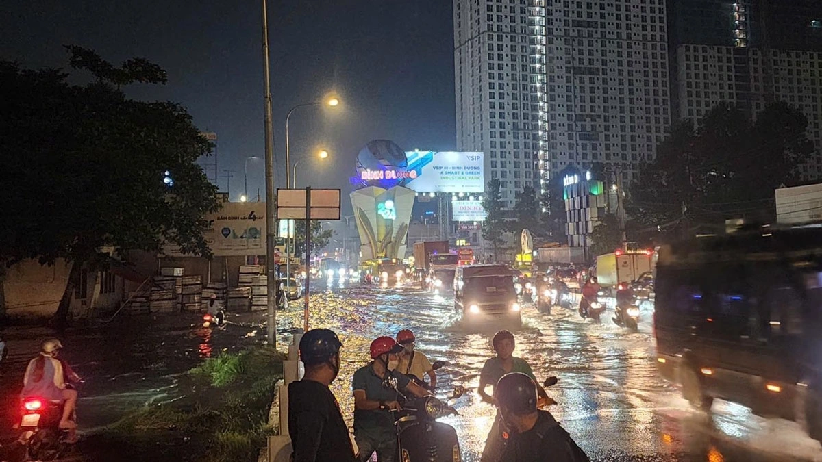 Quốc lộ 13 ngập sâu vào tối 18/10 (ảnh: ĐC)