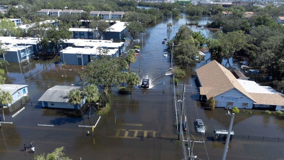 Bão Milton kèm theo mưa lớn gây ngập lụt tại nhiều nơi ở Florida. Ảnh: Getty
