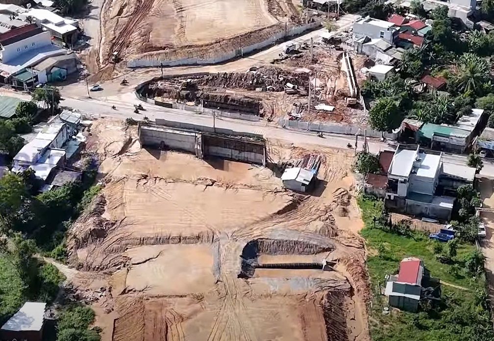 Ngay tại nút giao khu vực huyện Tư Nghĩa vướng đường điện chưa di dời