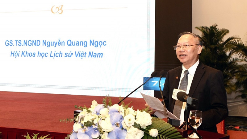 GS.TS.NGND Nguyễn Quang Ngọc trình bày tham luận tại Hội thảo.
