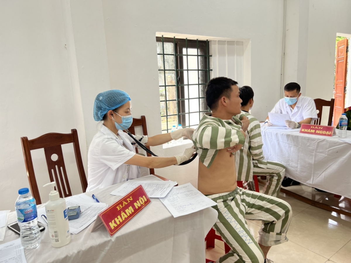 Phạm nhân được khám sức khỏe định kỳ ít nhất 2 năm/lần.