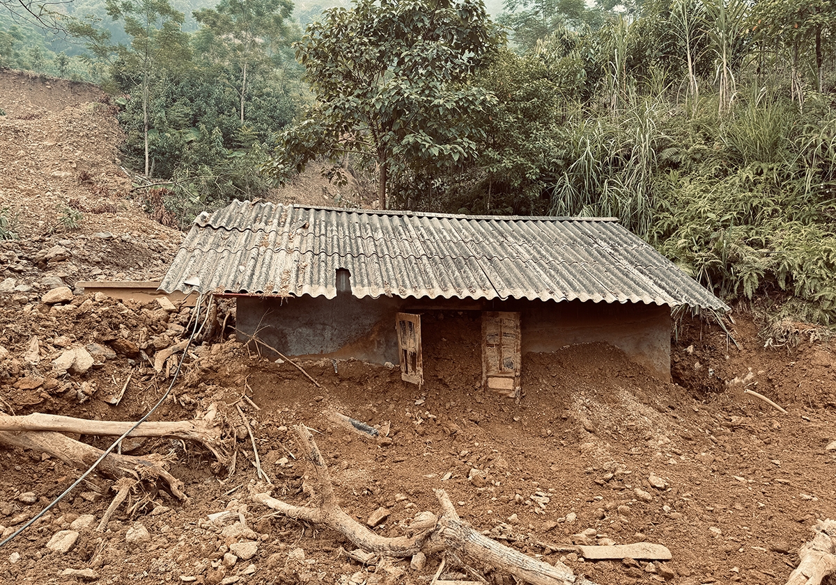 Vùi trong đất đá.