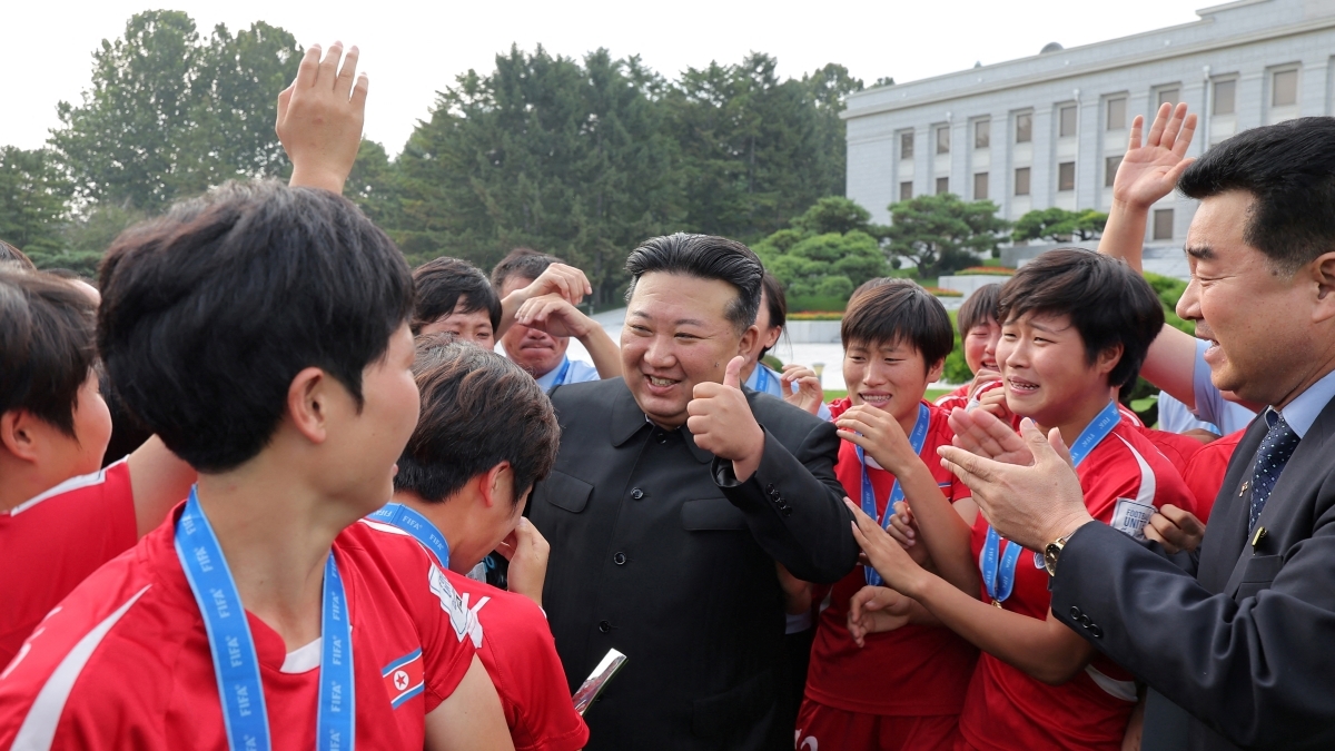 Nhà lãnh đạo Triều Tiên tuyên dương đội tuyển bóng đá nữ vô địch U20 World Cup (Ảnh: Reuters).