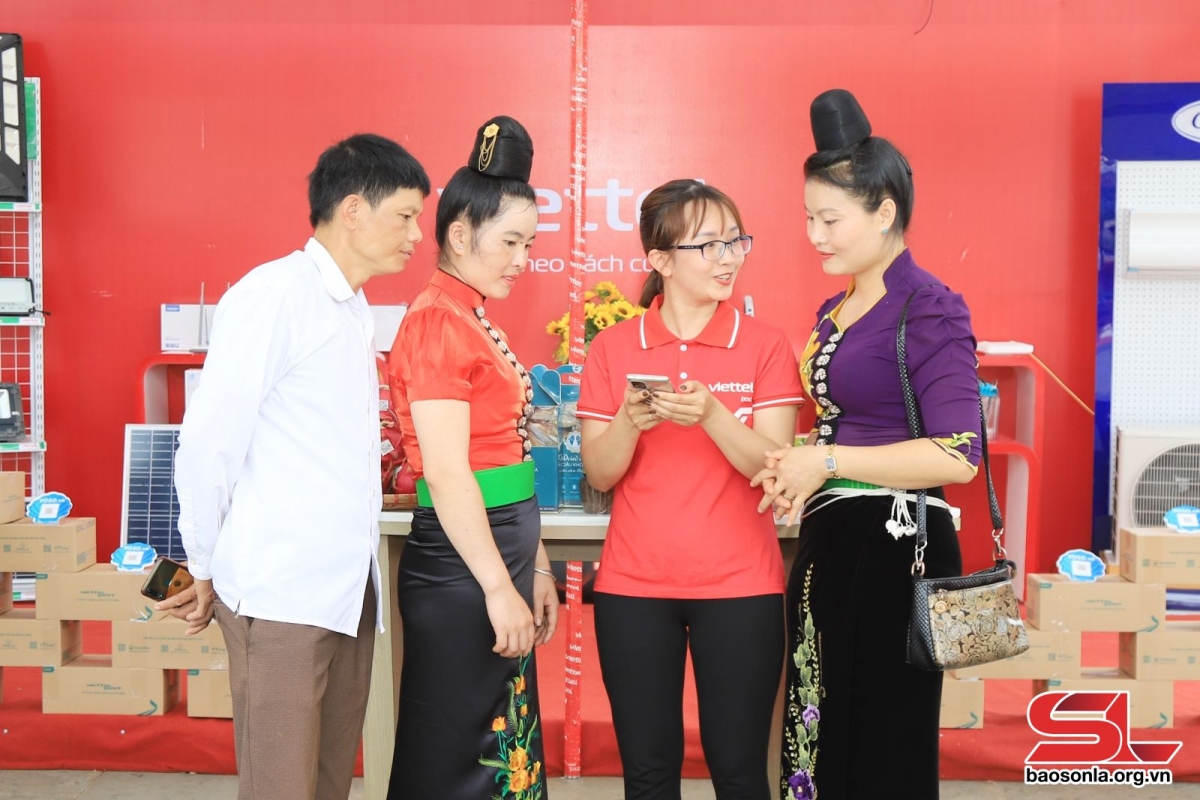 Nhân viên Viettel Sơn La giới thiệu, hướng dẫn hộ kinh doanh đưa nông sản lên sàn thương mại điện tử Voso.vn