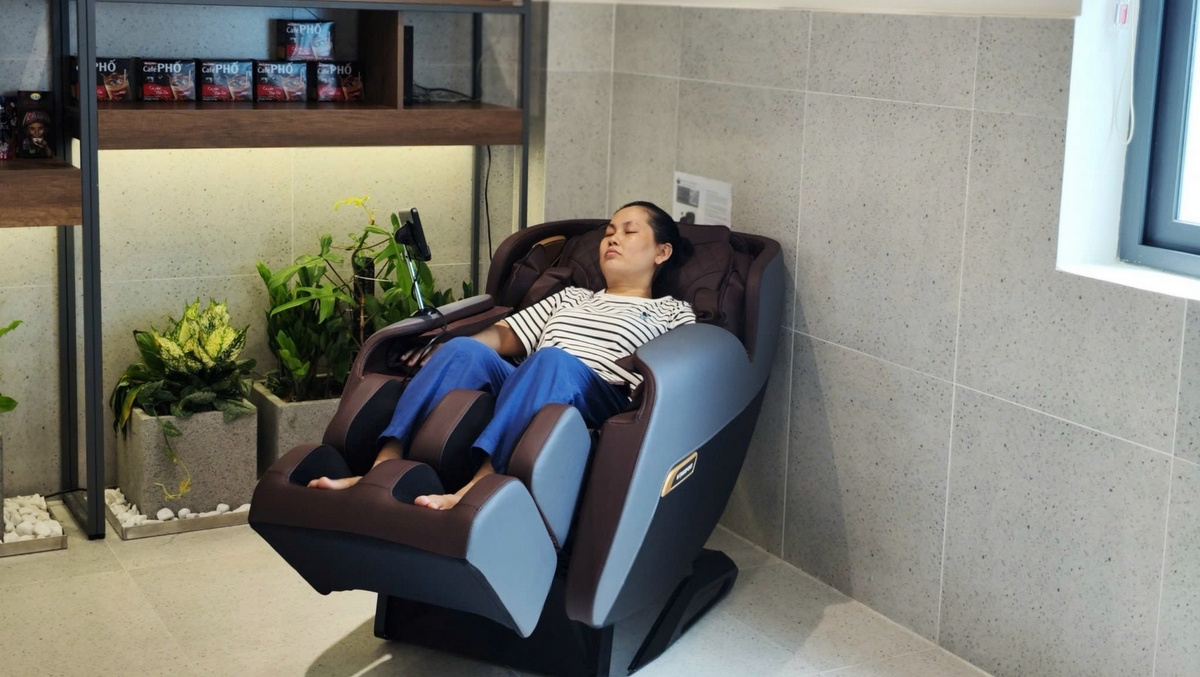 Nhân viên y tế thư giãn ngay tại bệnh viện sau giờ làm việc căng thẳng (Ảnh BVCC)
