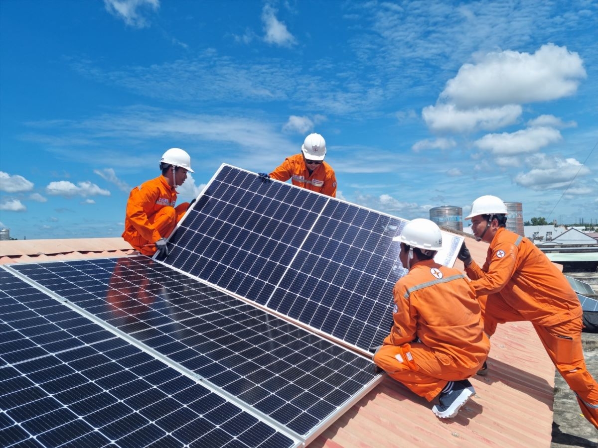 Giá điện tăng, nhiều doanh nghiệp chế biến gỗ cũng lắp đặt hệ thống điện mặt trời trên máy nhà xưởng để  phục vụ sản xuất (Ảnh: TCCNMT)
 