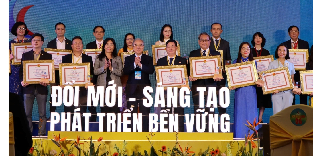 Nhiều doanh nghiệp tiêu biểu đang thực hiện song song chuyển đổi xanh, chuyển đổi số
