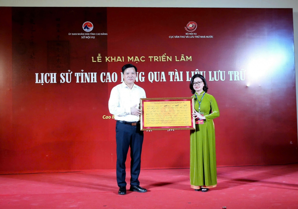 Nhiều tư liệu, hình ảnh quý lần đầu được giới thiệu đến công chúng tại triển lãm “Lịch sử tỉnh Cao Bằng qua tài liệu lưu trữ"
