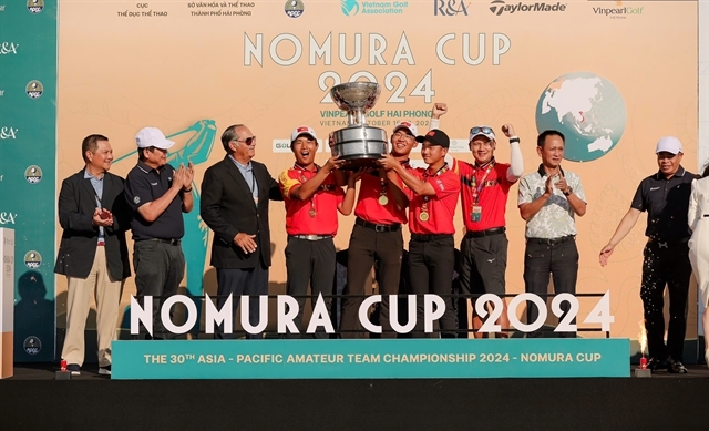 Organisers present the prestigious trophy to Vietnam which win the Asia-Pacific Amateur Team Championship on October 18 in Hai Phong. (Photos of VGA)