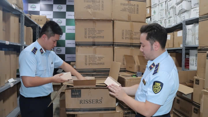 Lực lượng chức năng kiểm tra hàng hóa của Công ty cổ phần Tập đoàn Zenpali, phát hiện nhiều sản phẩm có dấu hiệu nhập lậu. (Ảnh: QLTT)