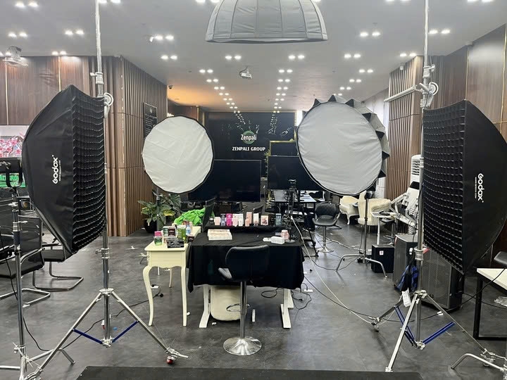 Khu vực livestream bán các sản phẩm không rõ nguồn gốc xuất xứ trên mạng xã hội Facebook, TikTok. (Ảnh: QLTT)