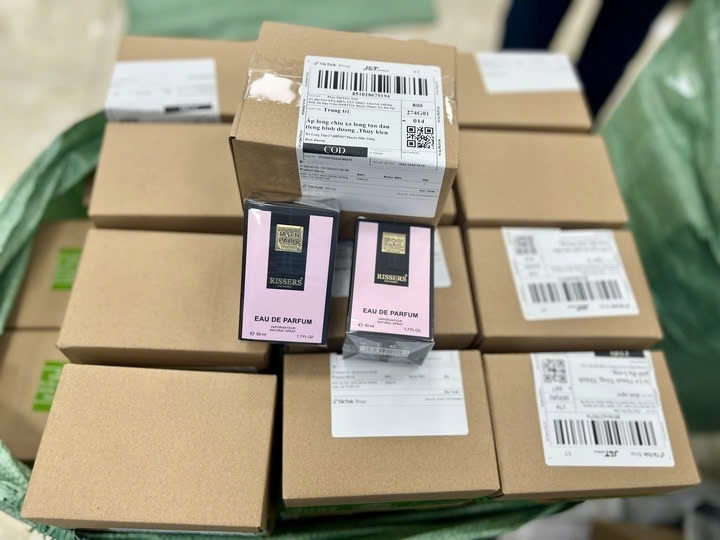 Hơn 10.000 sản phẩm nước hoa không rõ nguồn gốc xuất xử được phát hiện, thu giữ. (Ảnh: QLTT)