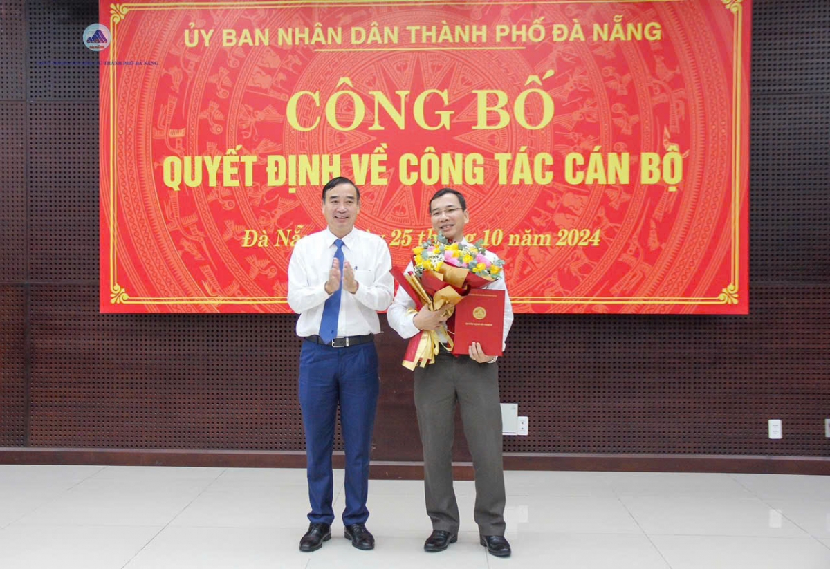 Ông Lê Trung Chinh, Chủ tịch UBND thành phố Đà Nẵng (trái) trao Quyết định bổ nhiệm ông Nguyễn Hữu Lợi