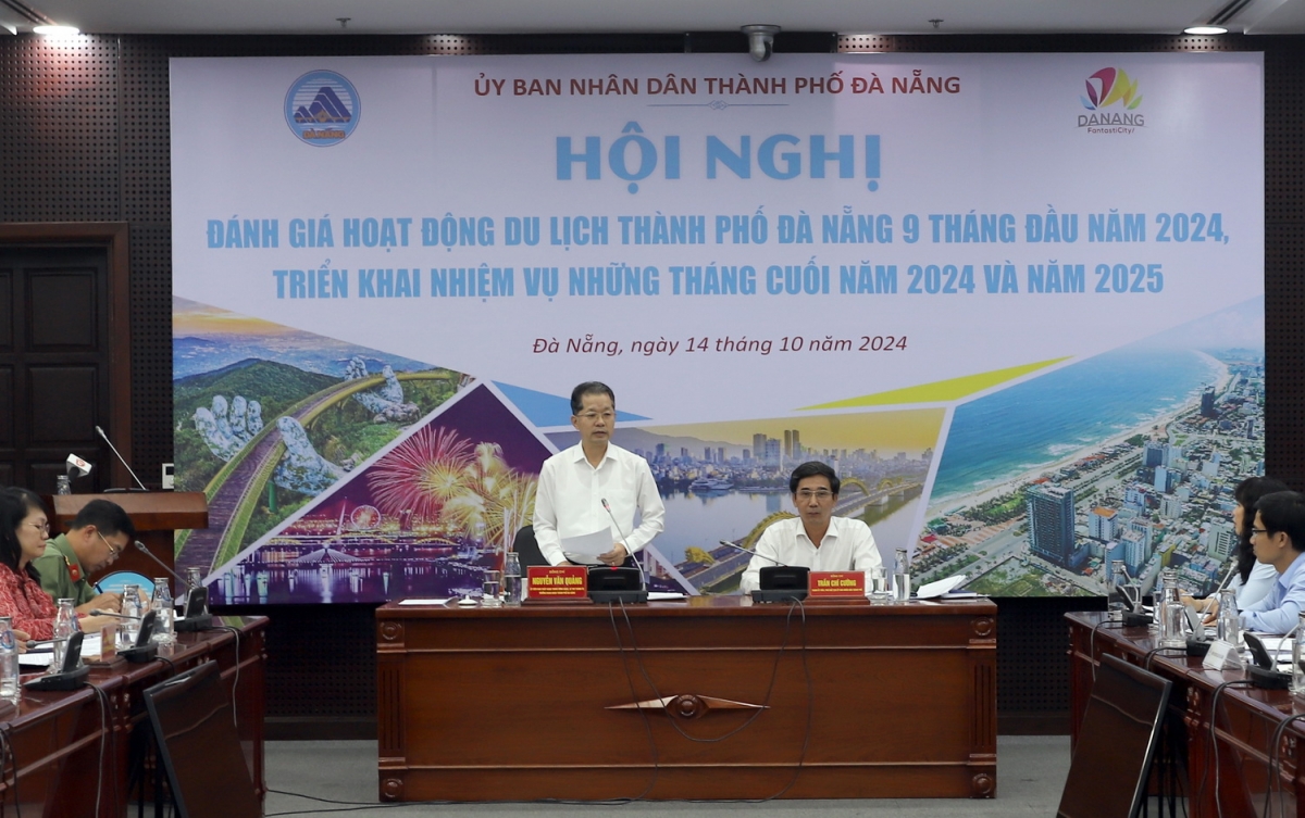 Ông Nguyễn Văn Quảng (bên trái), Bí thư Thành ủy Đà Nẵng phát biểu tại hội nghị