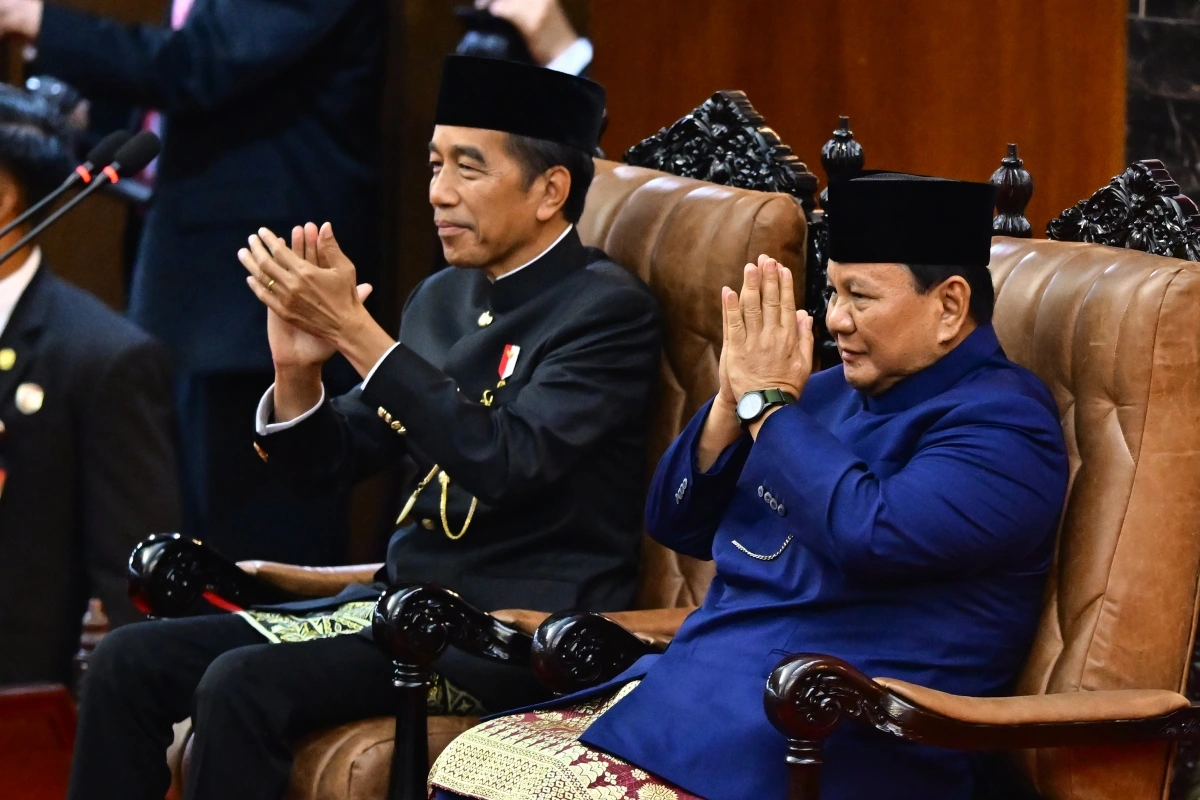 Tổng thống Prabowo (áo xanh) và người tiền nhiệm Joko Widodo