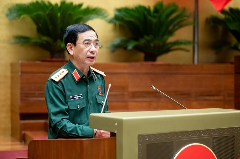 Bộ trưởng Bộ Quốc phòng Phan Văn Giang trình bày tờ trình về dự án Luật sửa đổi, bổ sung một số điều của Luật Sĩ quan Quân đội nhân dân Việt Nam