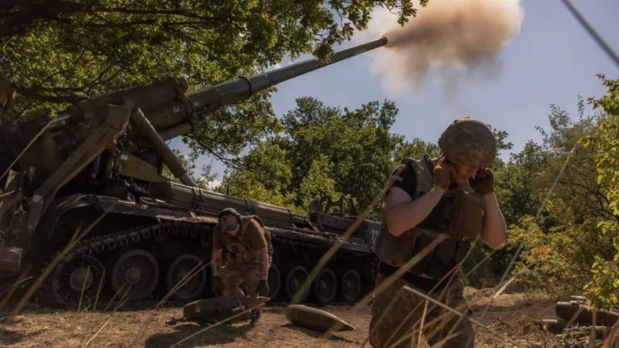 Pháo tự hành Ukraine điểm hỏa trong cuộc xung đột vũ trang với Nga. Ảnh: Getty.