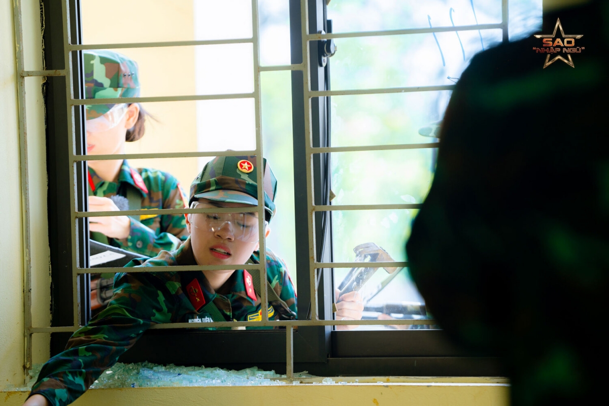 Pháo dũng cảm đập vỡ kính