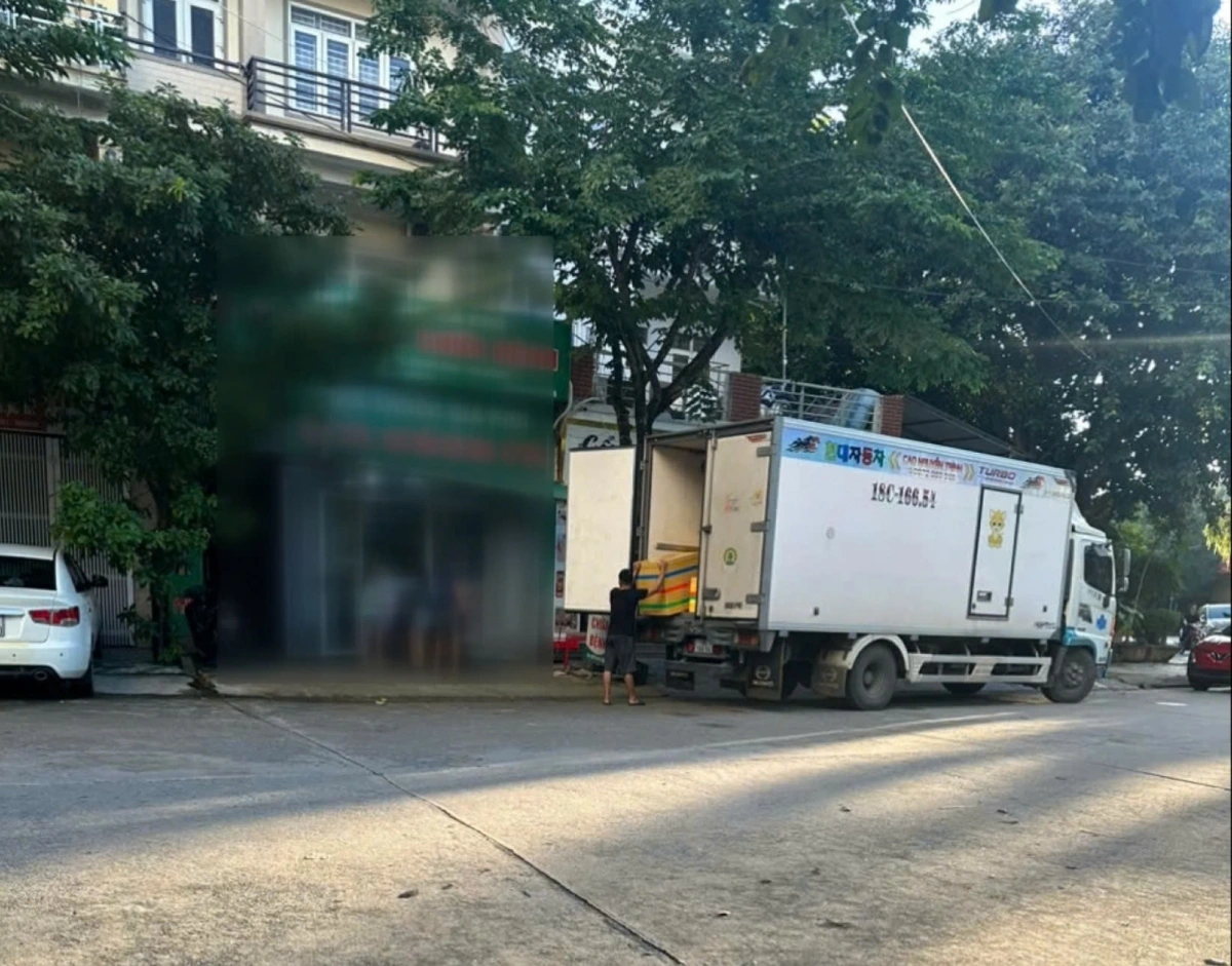 Pháo lậu được các đối tượng cất giấu trong thùng xốp rồi ngụy trang chung với hàng hóa trên xe tải