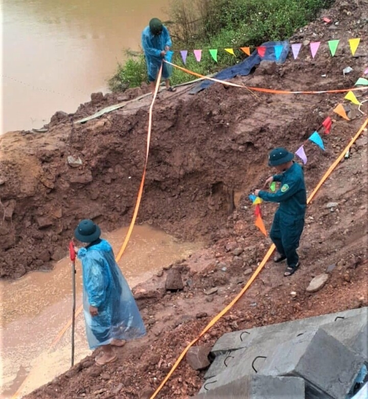 Lực lượng chức năng phong tỏa nơi phát hiện bom (Ảnh: T.T)