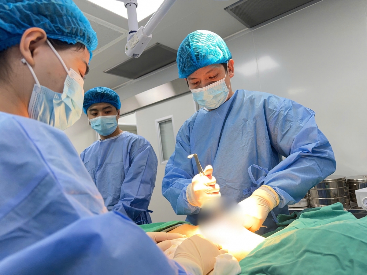  Bác sĩ và ê kíp phẫu thuật cho bệnh nhân (Ảnh: BSCC)