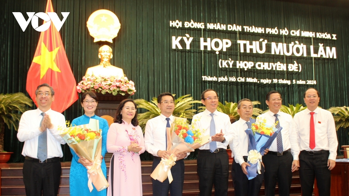 Ông Dương Ngọc Hải - thứ 4 từ trái qua, trong ngày được HĐND TP.HCM bầu làm Phó Chủ tịch UBND TP.HCM (ảnh T.N)