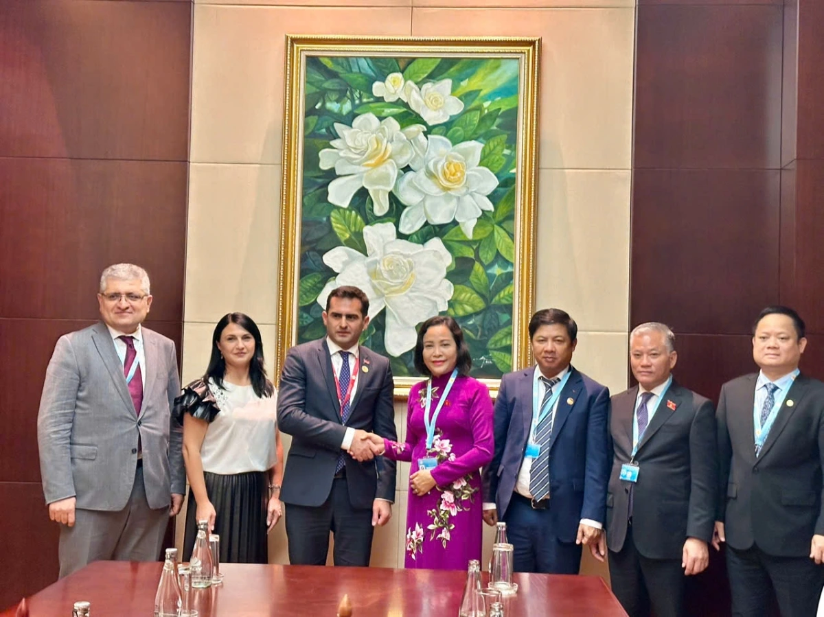 Phó Chủ tịch Quốc hội Nguyễn Thị Thanh và Phó chủ tịch Quốc hội Armenia Hakob Arshakyan cùng đoàn chụp ảnh chung